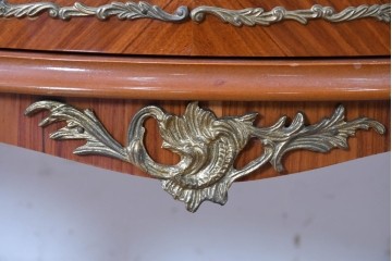 中古　美品　スペイン高級輸入家具　六本木アピス(APIS)取り扱い　象嵌入り　真鍮金具と磁器メダリオン装飾が優雅なハーフムーン(半月型)キャビネット　定価約135万円　(R-087147)