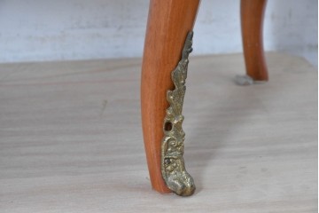 中古　美品　スペイン高級輸入家具　六本木アピス(APIS)取り扱い　象嵌入り　真鍮金具と磁器メダリオン装飾が優雅なハーフムーン(半月型)キャビネット　定価約135万円　(R-087147)