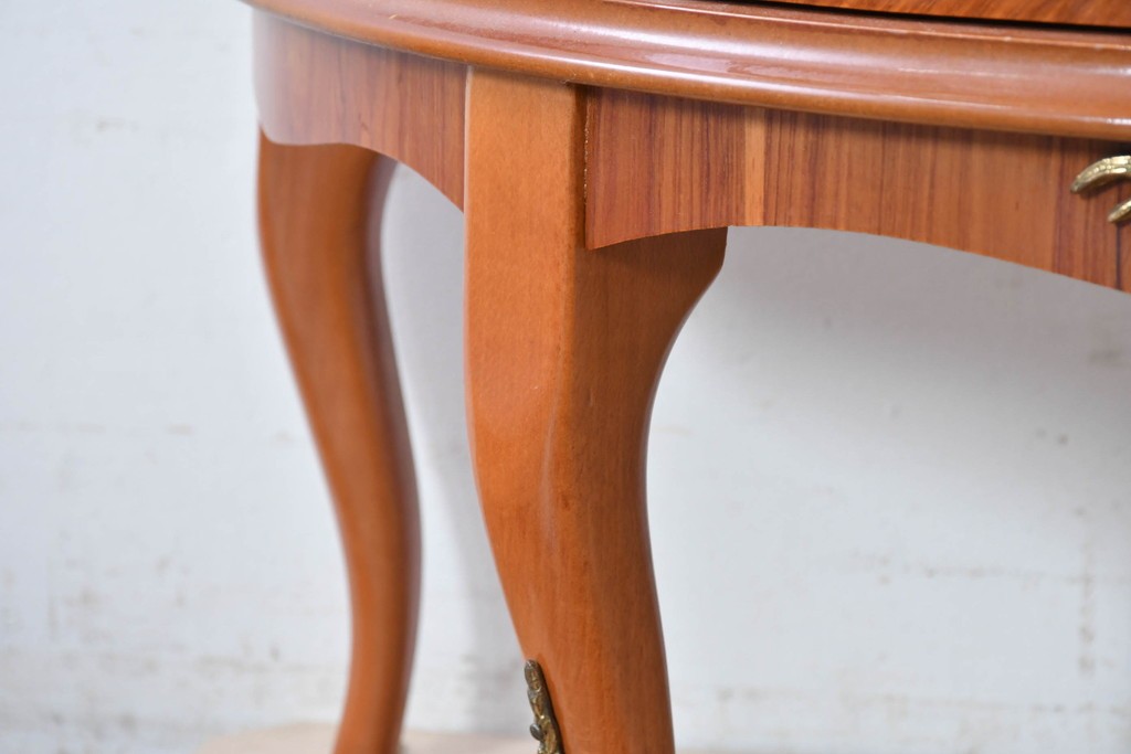 中古　美品　スペイン高級輸入家具　六本木アピス(APIS)取り扱い　象嵌入り　真鍮金具と磁器メダリオン装飾が優雅なハーフムーン(半月型)キャビネット　定価約135万円　(R-087147)