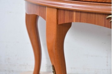 中古　美品　スペイン高級輸入家具　六本木アピス(APIS)取り扱い　象嵌入り　真鍮金具と磁器メダリオン装飾が優雅なハーフムーン(半月型)キャビネット　定価約135万円　(R-087147)