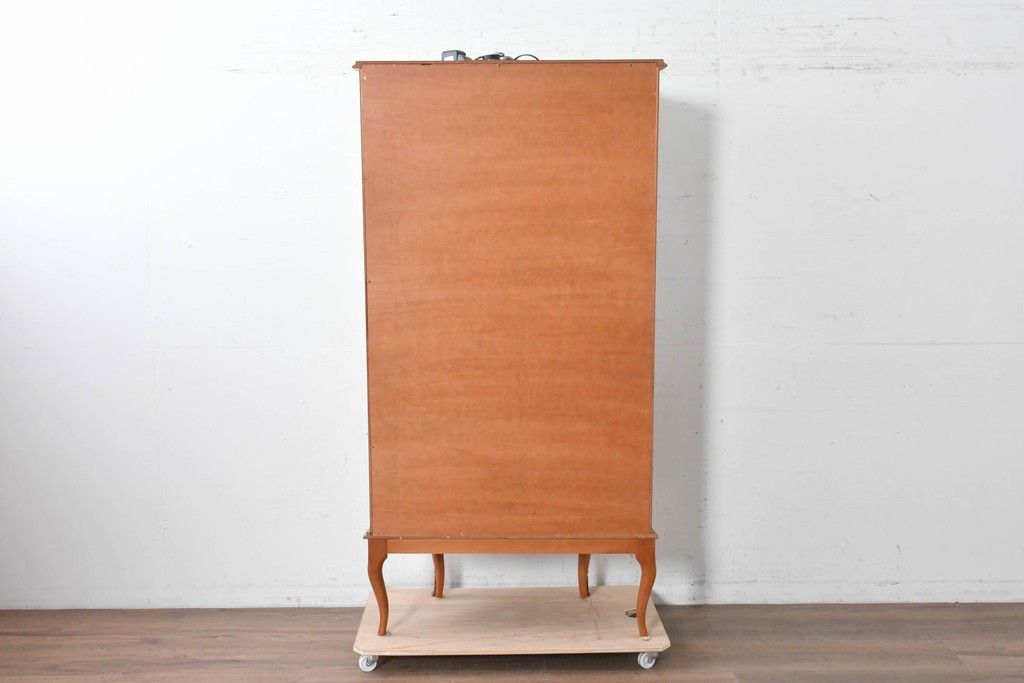 中古　美品　スペイン高級輸入家具　六本木アピス(APIS)取り扱い　象嵌入り　真鍮金具と磁器メダリオン装飾が優雅なハーフムーン(半月型)キャビネット　定価約135万円　(R-087147)