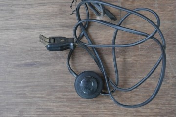 中古　美品　スペイン高級輸入家具　六本木アピス(APIS)取り扱い　象嵌入り　真鍮金具と磁器メダリオン装飾が優雅なハーフムーン(半月型)キャビネット　定価約135万円　(R-087147)