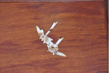 ヴィンテージ家具　民芸家具　花梨(カリン)材　螺鈿象嵌が目を引くサイドテーブル　(R-087148)