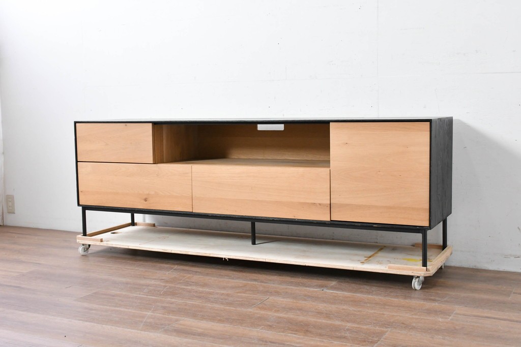 中古　美品　THE CONRAN SHOP(ザ・コンランショップ)取り扱い　希少な廃番品　Ethnicraft(エスニクラフト)　BLACKBIRD(ブラックバード)　テレビボード　定価約50万円　(R-087149)