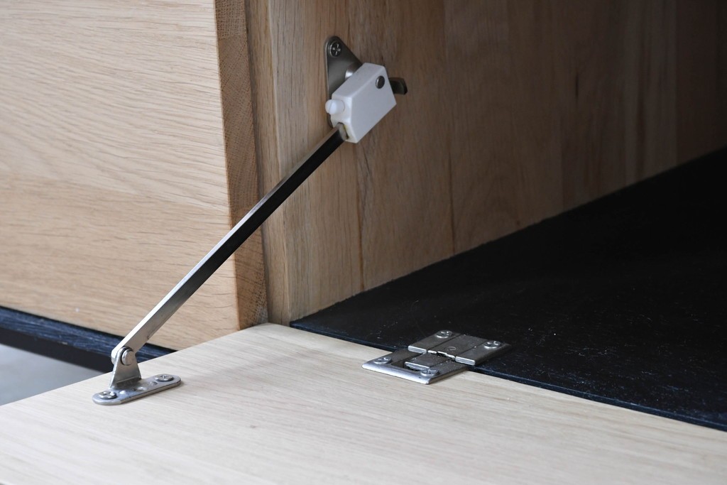 中古　美品　THE CONRAN SHOP(ザ・コンランショップ)取り扱い　希少な廃番品　Ethnicraft(エスニクラフト)　BLACKBIRD(ブラックバード)　テレビボード　定価約50万円　(R-087149)