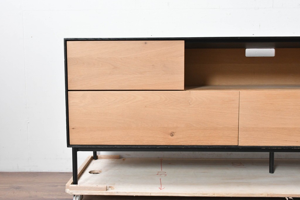 中古　美品　THE CONRAN SHOP(ザ・コンランショップ)取り扱い　希少な廃番品　Ethnicraft(エスニクラフト)　BLACKBIRD(ブラックバード)　テレビボード　定価約50万円　(R-087149)