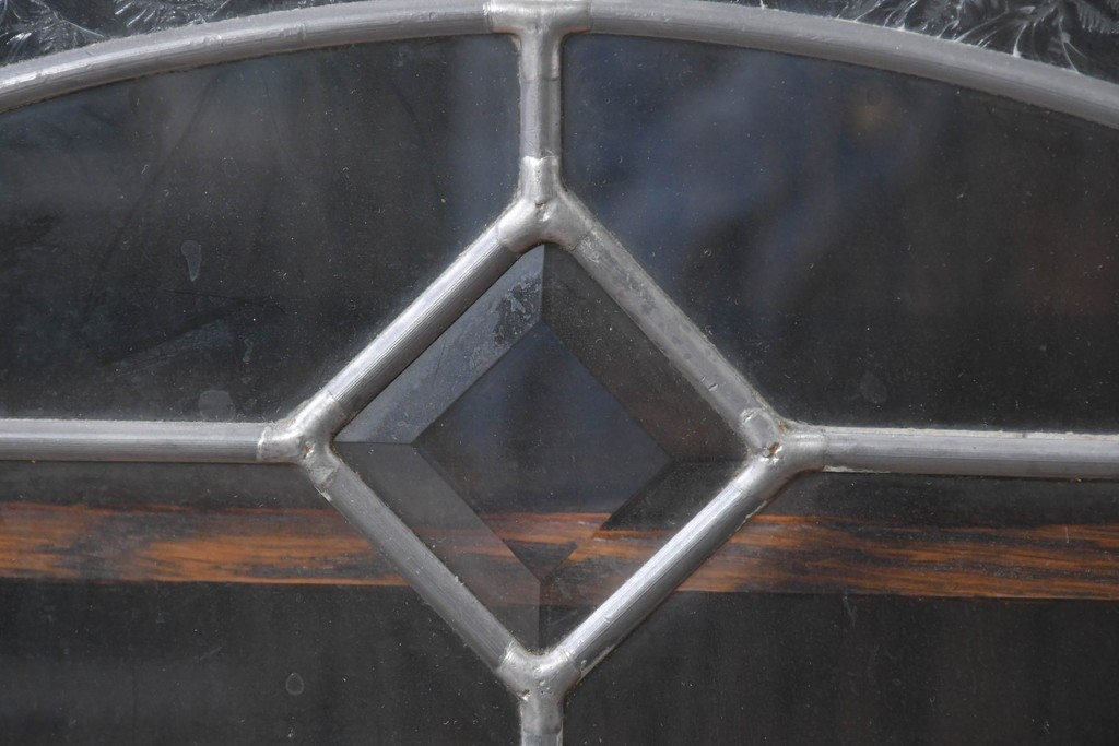 中古　美品　三越家具(現カントリーハウス)　Brugge(ブルージュ)　ステンドグラス入り扉が印象的なサイドキャビネット　(R-087150)