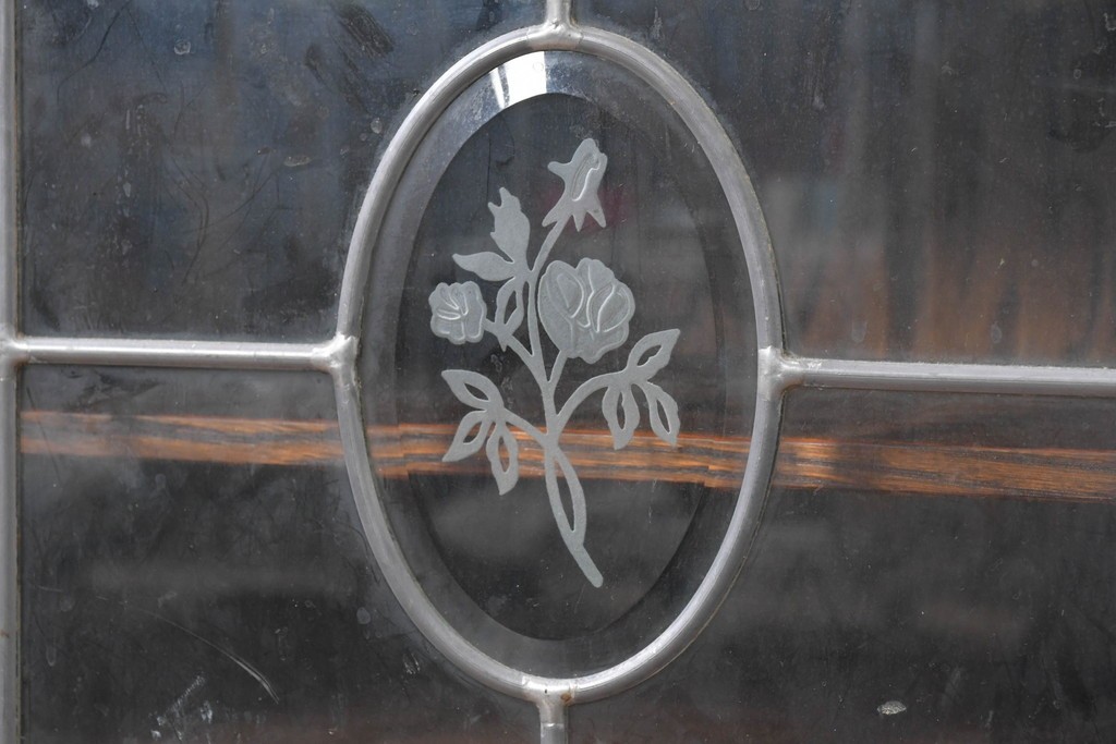 中古　美品　三越家具(現カントリーハウス)　Brugge(ブルージュ)　ステンドグラス入り扉が印象的なサイドキャビネット　(R-087150)