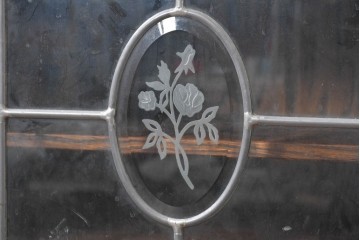 中古　美品　三越家具(現カントリーハウス)　Brugge(ブルージュ)　ステンドグラス入り扉が印象的なサイドキャビネット　(R-087150)