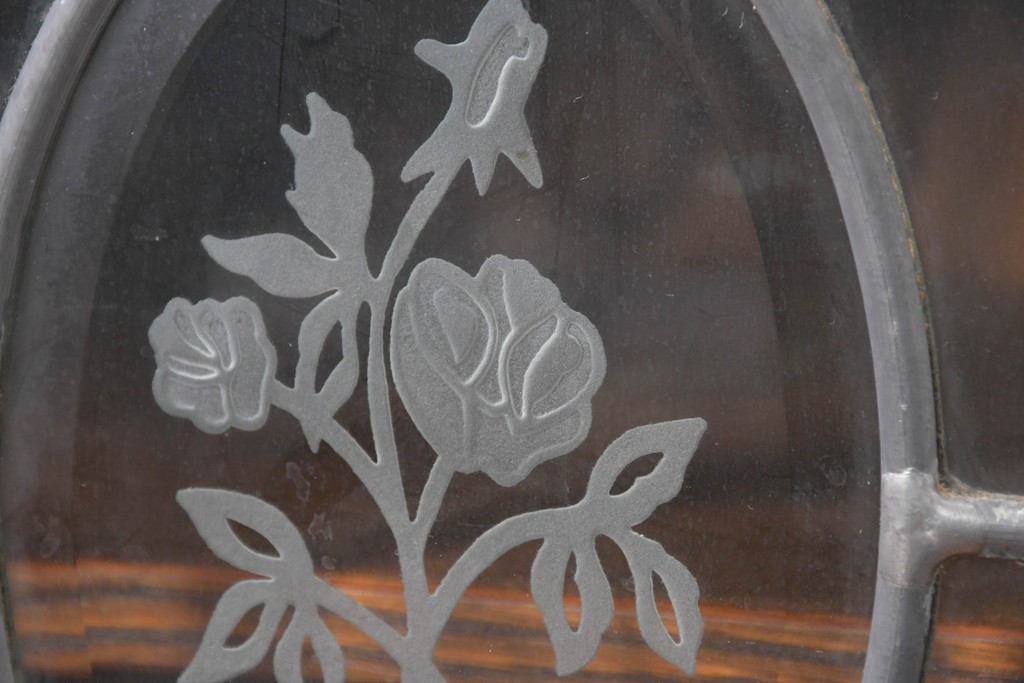 中古　美品　三越家具(現カントリーハウス)　Brugge(ブルージュ)　ステンドグラス入り扉が印象的なサイドキャビネット　(R-087150)