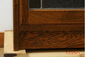 中古　美品　三越家具(現カントリーハウス)　Brugge(ブルージュ)　ステンドグラス入り扉が印象的なサイドキャビネット　(R-087150)