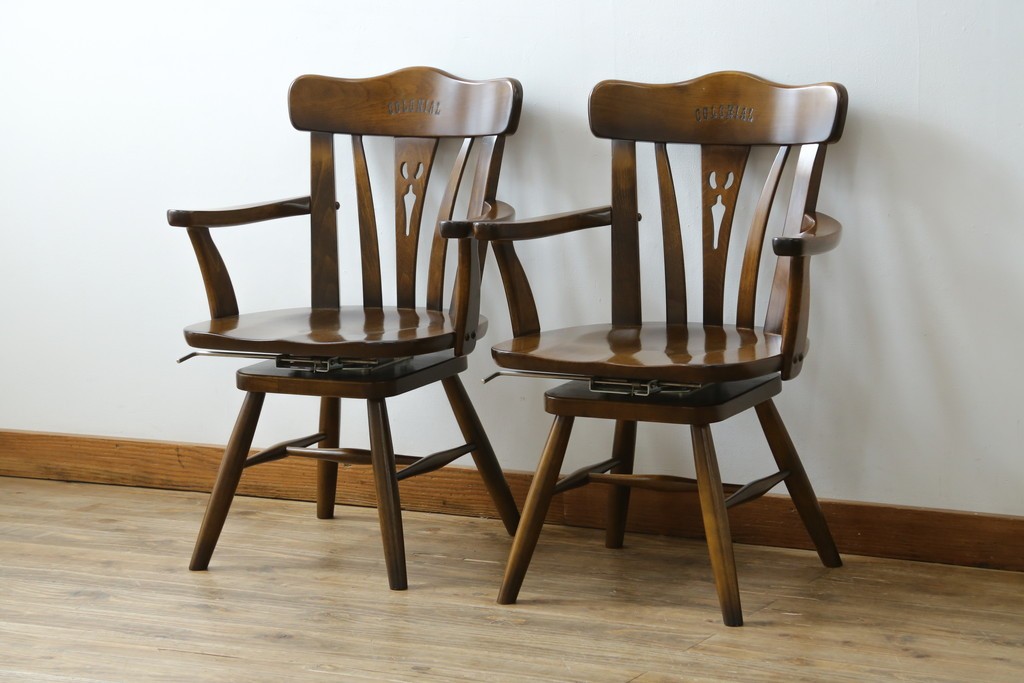 中古　美品　カリモク家具(karimoku)　コロニアルシリーズ　CC1834NK　回転式アームチェア2脚セット　定価(2脚合計)約13万円　(R-087186)