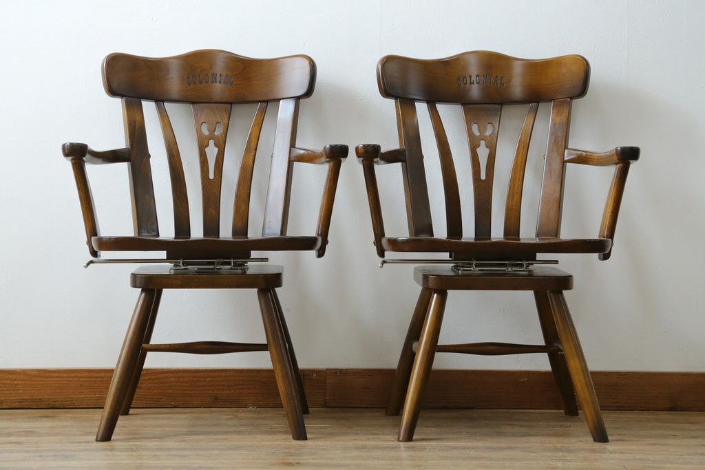 中古　美品　カリモク家具(karimoku)　コロニアルシリーズ　CC1834NK　回転式アームチェア2脚セット　定価(2脚合計)約13万円　(R-087186)