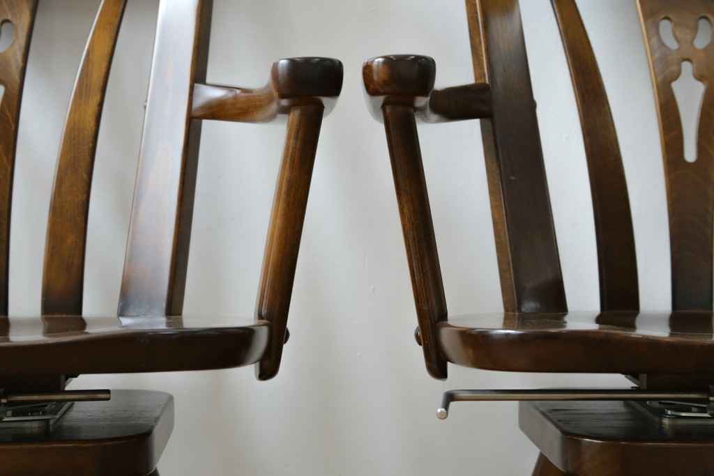 中古　美品　カリモク家具(karimoku)　コロニアルシリーズ　CC1834NK　回転式アームチェア2脚セット　定価(2脚合計)約13万円　(R-087186)