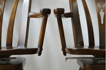 中古　美品　カリモク家具(karimoku)　コロニアルシリーズ　CC1834NK　回転式アームチェア2脚セット　定価(2脚合計)約13万円　(R-087186)