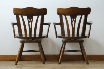 中古　美品　カリモク家具(karimoku)　コロニアルシリーズ　CC1834NK　回転式アームチェア2脚セット　定価(2脚合計)約13万円　(R-087186)