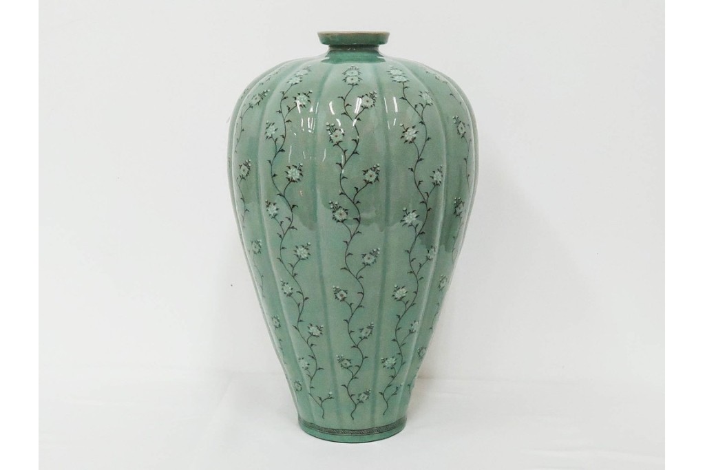 韓国人間文化財(人間国宝)　柳海剛(柳根瀅)作　高麗青磁　高さ約48cm　象嵌草花文が上品な梅瓶　(R-087188)