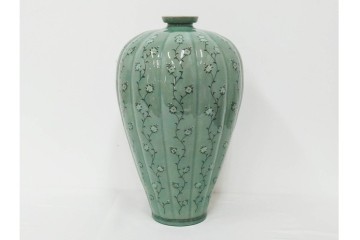 韓国人間文化財(人間国宝)　柳海剛(柳根瀅)作　高麗青磁　高さ約48cm　象嵌草花文が上品な梅瓶　(R-087188)