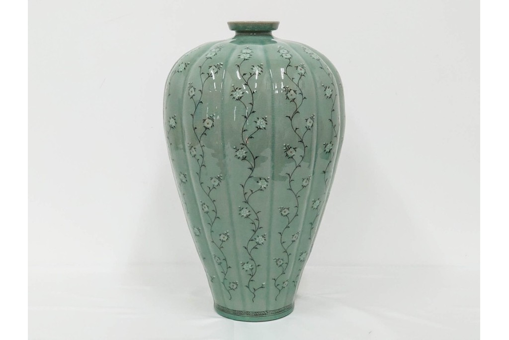 韓国人間文化財(人間国宝)　柳海剛(柳根瀅)作　高麗青磁　高さ約48cm　象嵌草花文が上品な梅瓶　(R-087188)