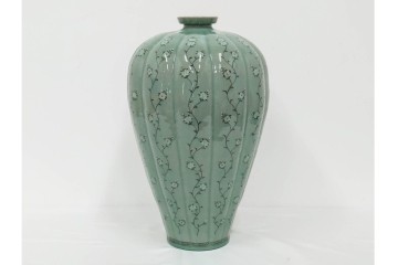 韓国人間文化財(人間国宝)　柳海剛(柳根瀅)作　高麗青磁　高さ約48cm　象嵌草花文が上品な梅瓶　(R-087188)