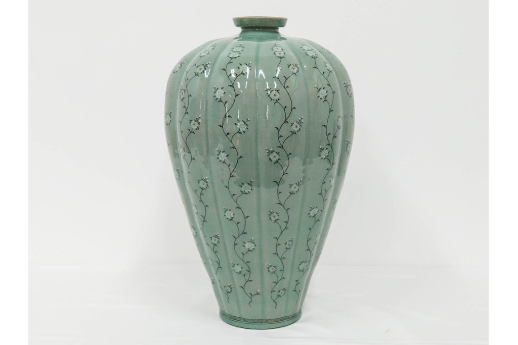 韓国人間文化財(人間国宝)　柳海剛(柳根瀅)作　高麗青磁　高さ約48cm　象嵌草花文が上品な梅瓶　(R-087188)