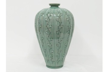 韓国人間文化財(人間国宝)　柳海剛(柳根瀅)作　高麗青磁　高さ約48cm　象嵌草花文が上品な梅瓶　(R-087188)