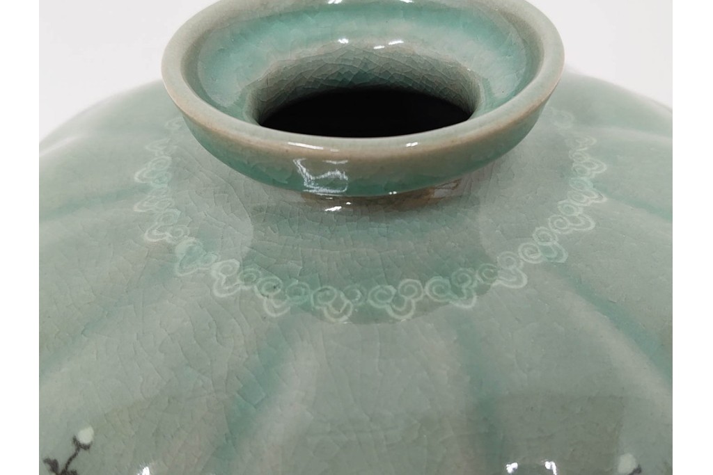 韓国人間文化財(人間国宝)　柳海剛(柳根瀅)作　高麗青磁　高さ約48cm　象嵌草花文が上品な梅瓶　(R-087188)