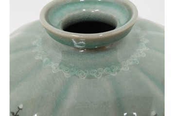 韓国人間文化財(人間国宝)　柳海剛(柳根瀅)作　高麗青磁　高さ約48cm　象嵌草花文が上品な梅瓶　(R-087188)