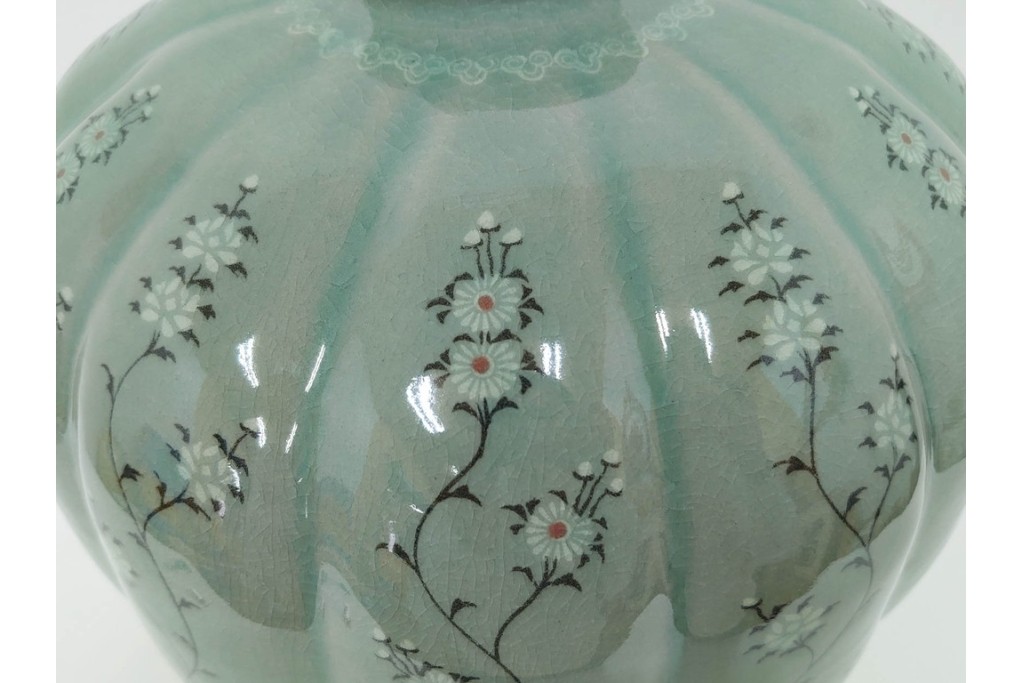 韓国人間文化財(人間国宝)　柳海剛(柳根瀅)作　高麗青磁　高さ約48cm　象嵌草花文が上品な梅瓶　(R-087188)