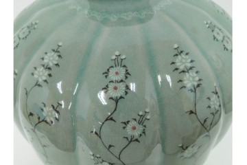 韓国人間文化財(人間国宝)　柳海剛(柳根瀅)作　高麗青磁　高さ約48cm　象嵌草花文が上品な梅瓶　(R-087188)