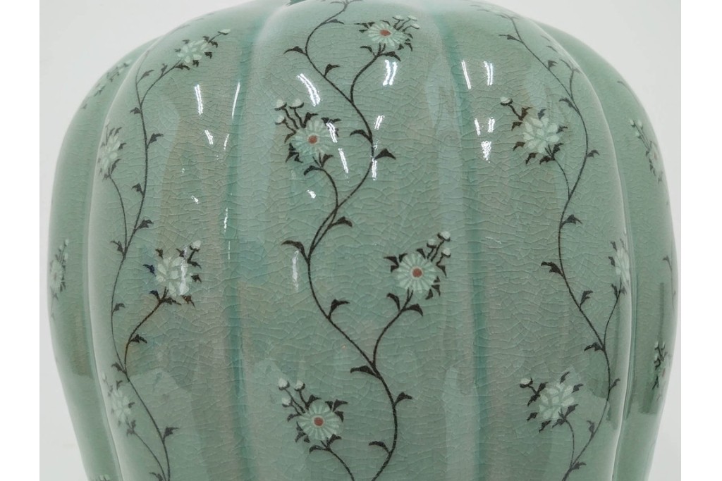 韓国人間文化財(人間国宝)　柳海剛(柳根瀅)作　高麗青磁　高さ約48cm　象嵌草花文が上品な梅瓶　(R-087188)