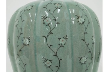 韓国人間文化財(人間国宝)　柳海剛(柳根瀅)作　高麗青磁　高さ約48cm　象嵌草花文が上品な梅瓶　(R-087188)