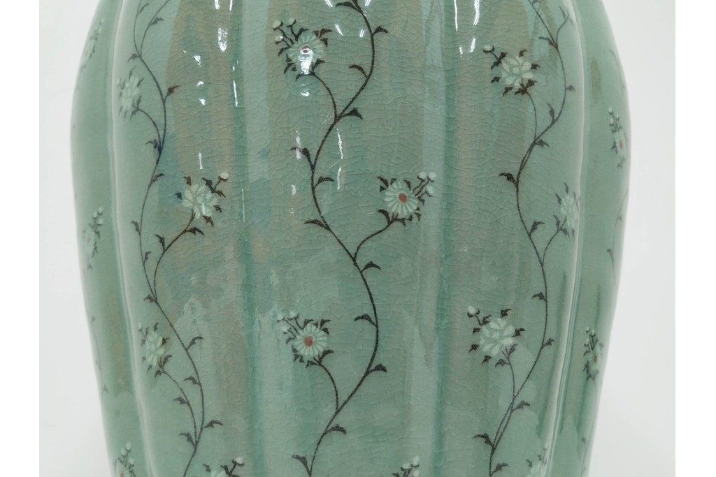 韓国人間文化財(人間国宝)　柳海剛(柳根瀅)作　高麗青磁　高さ約48cm　象嵌草花文が上品な梅瓶　(R-087188)