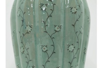 韓国人間文化財(人間国宝)　柳海剛(柳根瀅)作　高麗青磁　高さ約48cm　象嵌草花文が上品な梅瓶　(R-087188)