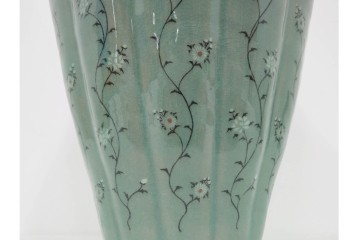 韓国人間文化財(人間国宝)　柳海剛(柳根瀅)作　高麗青磁　高さ約48cm　象嵌草花文が上品な梅瓶　(R-087188)