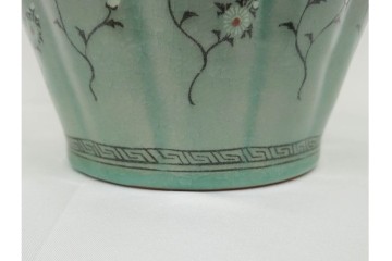 韓国人間文化財(人間国宝)　柳海剛(柳根瀅)作　高麗青磁　高さ約48cm　象嵌草花文が上品な梅瓶　(R-087188)
