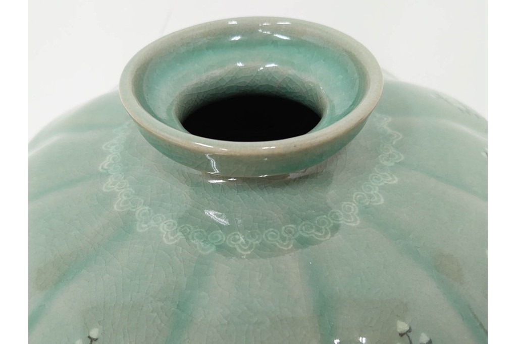 韓国人間文化財(人間国宝)　柳海剛(柳根瀅)作　高麗青磁　高さ約48cm　象嵌草花文が上品な梅瓶　(R-087188)