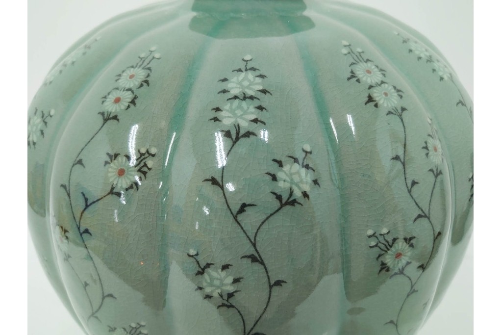 韓国人間文化財(人間国宝)　柳海剛(柳根瀅)作　高麗青磁　高さ約48cm　象嵌草花文が上品な梅瓶　(R-087188)