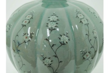 韓国人間文化財(人間国宝)　柳海剛(柳根瀅)作　高麗青磁　高さ約48cm　象嵌草花文が上品な梅瓶　(R-087188)