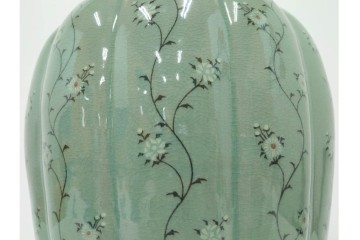 韓国人間文化財(人間国宝)　柳海剛(柳根瀅)作　高麗青磁　高さ約48cm　象嵌草花文が上品な梅瓶　(R-087188)
