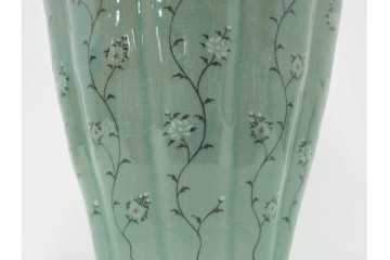 韓国人間文化財(人間国宝)　柳海剛(柳根瀅)作　高麗青磁　高さ約48cm　象嵌草花文が上品な梅瓶　(R-087188)