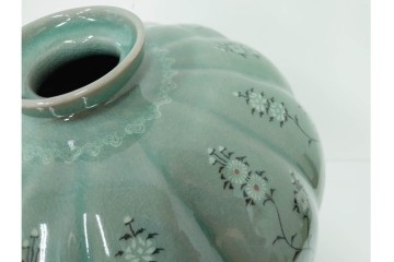 韓国人間文化財(人間国宝)　柳海剛(柳根瀅)作　高麗青磁　高さ約48cm　象嵌草花文が上品な梅瓶　(R-087188)