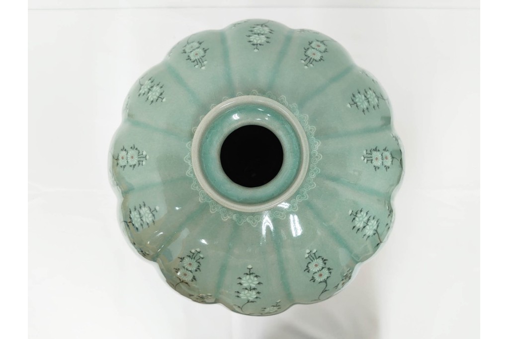 韓国人間文化財(人間国宝)　柳海剛(柳根瀅)作　高麗青磁　高さ約48cm　象嵌草花文が上品な梅瓶　(R-087188)
