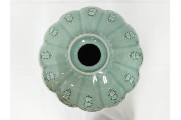 韓国人間文化財(人間国宝)　柳海剛(柳根瀅)作　高麗青磁　高さ約48cm　象嵌草花文が上品な梅瓶　(R-087188)