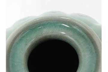 韓国人間文化財(人間国宝)　柳海剛(柳根瀅)作　高麗青磁　高さ約48cm　象嵌草花文が上品な梅瓶　(R-087188)