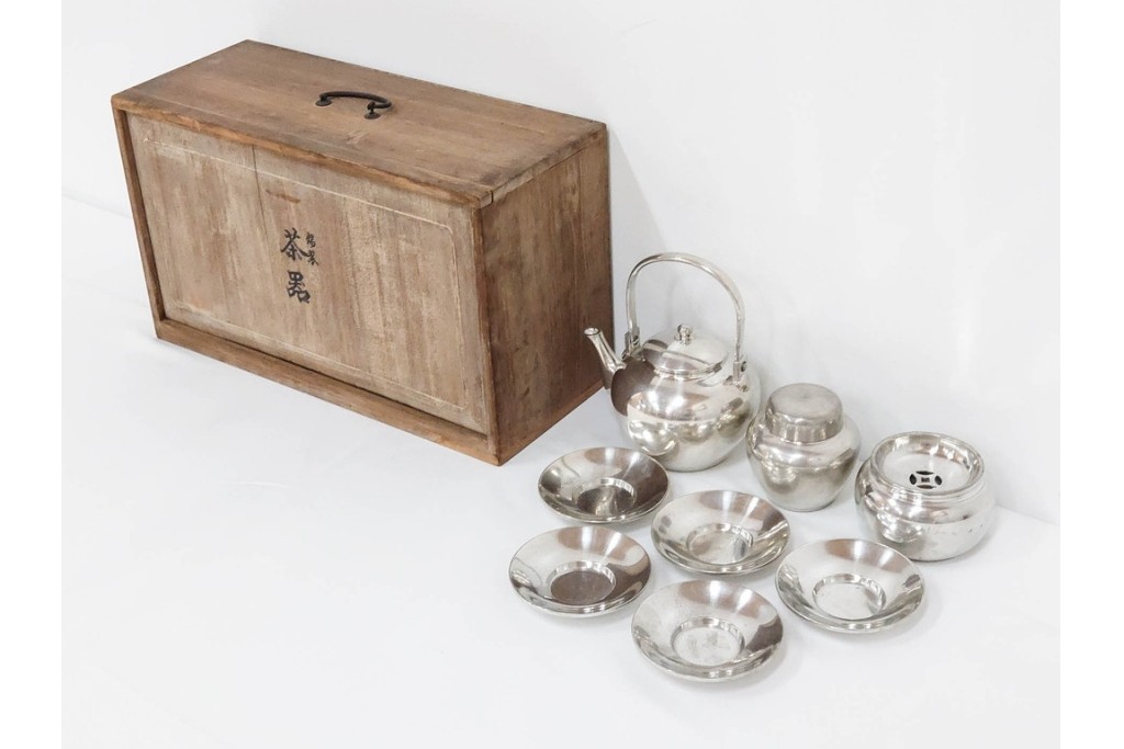 継山　本錫製　急須・茶壺・建水・茶托が揃う茶器セット　共箱付き　(R-087192)