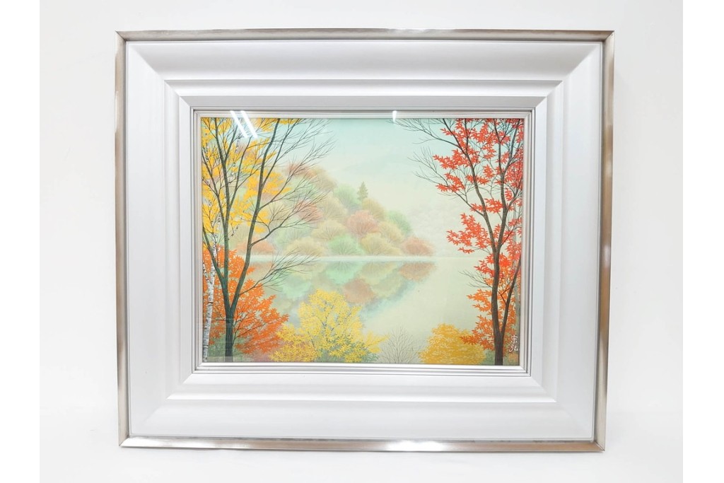 真作　中村宗弘作　日本画　「秋湖」　湖面に映る紅葉が美しい絵画　外箱付き　(R-087209)