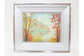 真作　中村宗弘作　日本画　「秋湖」　湖面に映る紅葉が美しい絵画　外箱付き　(R-087209)