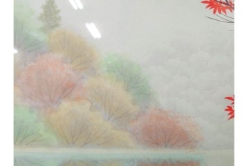 真作　中村宗弘作　日本画　「秋湖」　湖面に映る紅葉が美しい絵画　外箱付き　(R-087209)