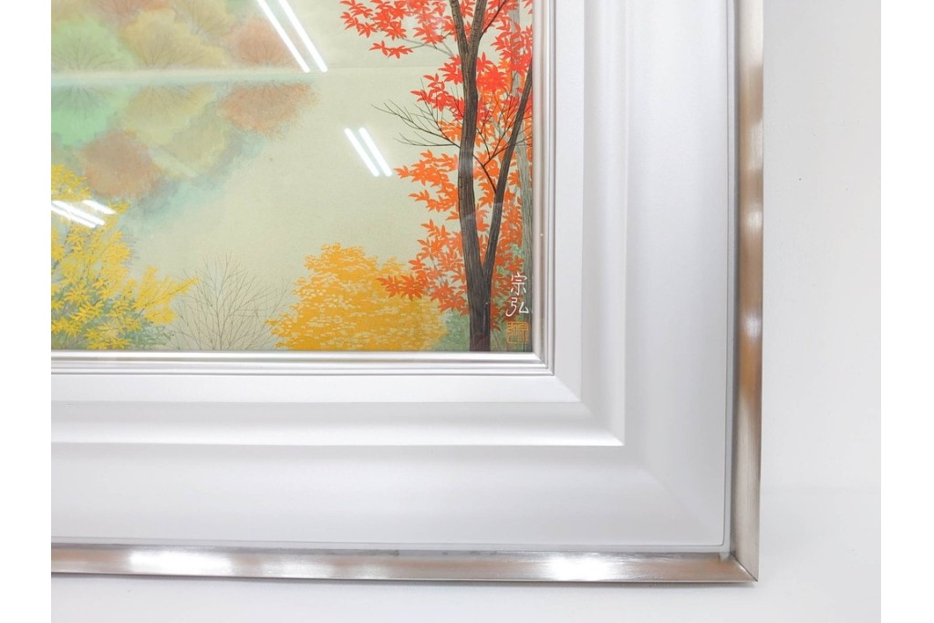 真作　中村宗弘作　日本画　「秋湖」　湖面に映る紅葉が美しい絵画　外箱付き　(R-087209)